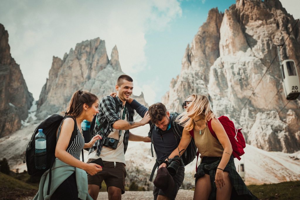 fotografía de ángulo bajo de dos hombres jugando junto a dos mujeres